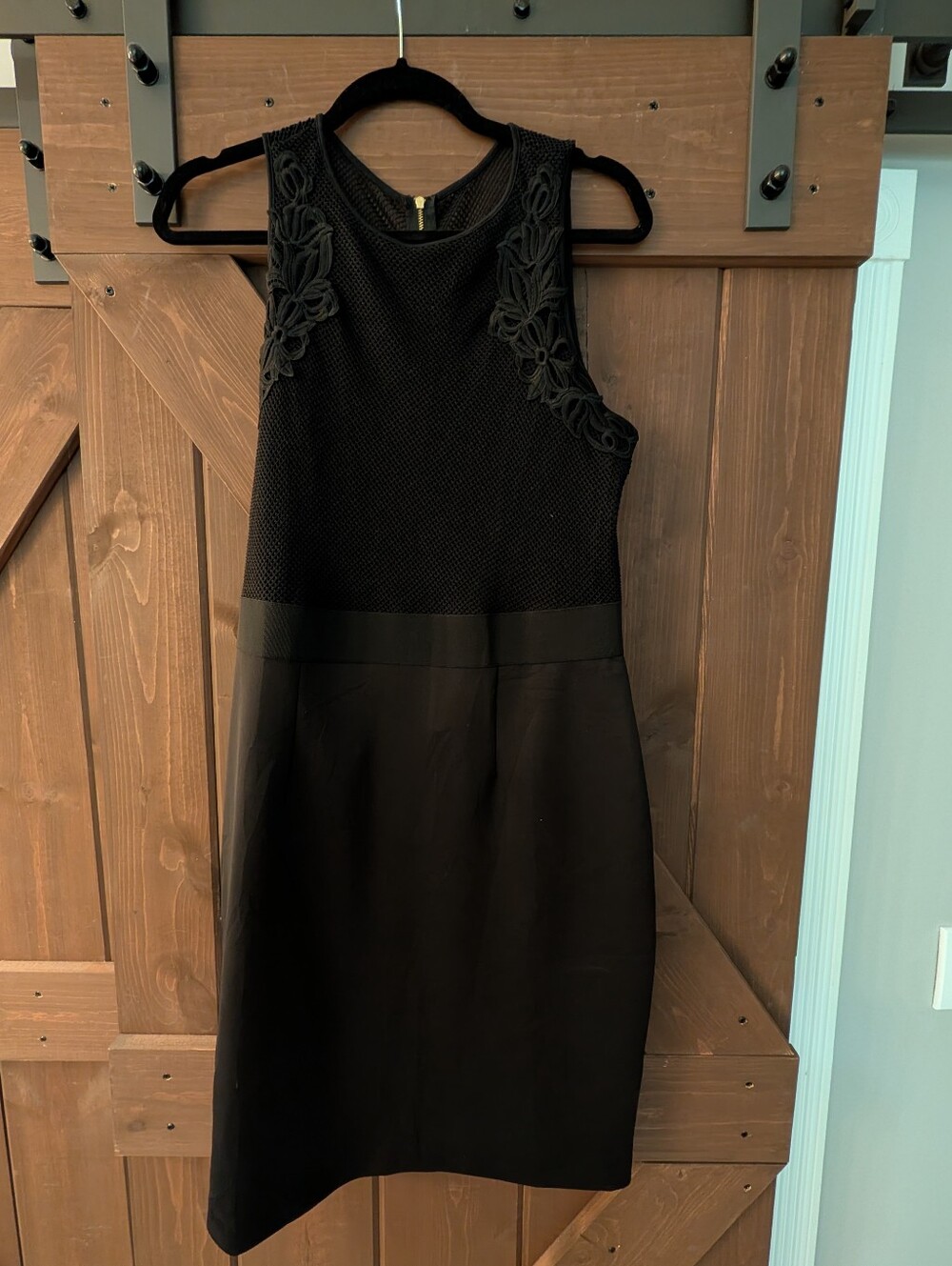 Elegant Black Sleeveless Sheath Dress with Floral Detail